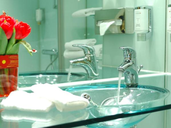 Ramada Encore by Wyndham Geneva : photo 5 de la chambre chambre lit king-size de luxe affaires - non-fumeurs