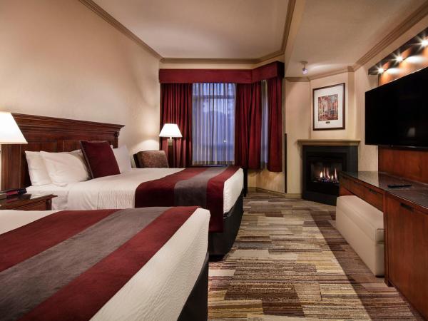 Royal Canadian Lodge : photo 1 de la chambre hébergement premier avec 2 lits queen-size et cheminée