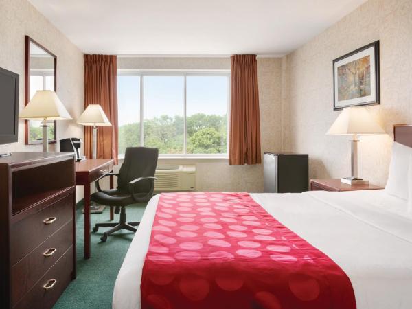 Ramada Plaza by Wyndham Montreal : photo 3 de la chambre chambre lit queen-size - non-fumeurs