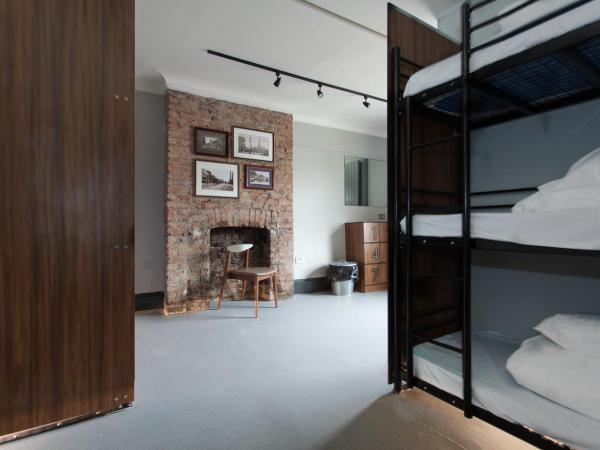 PubLove @ The Crown, Battersea : photo 3 de la chambre dortoir privé de 9 lits avec salle de bains commune