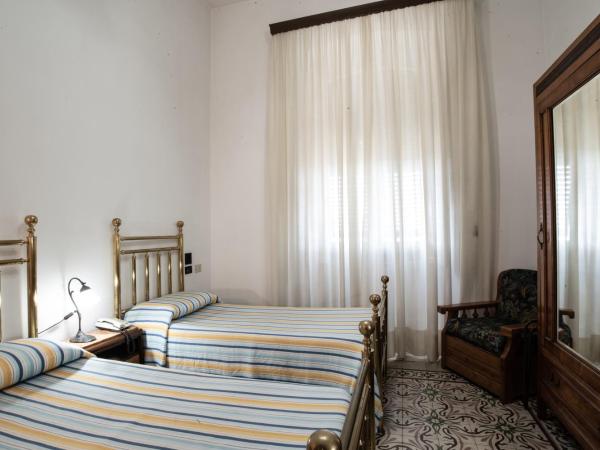 Hotel AeR BJ Vittoria : photo 3 de la chambre chambre lits jumeaux avec salle de bains commune