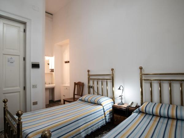 Hotel AeR BJ Vittoria : photo 4 de la chambre chambre lits jumeaux avec salle de bains commune