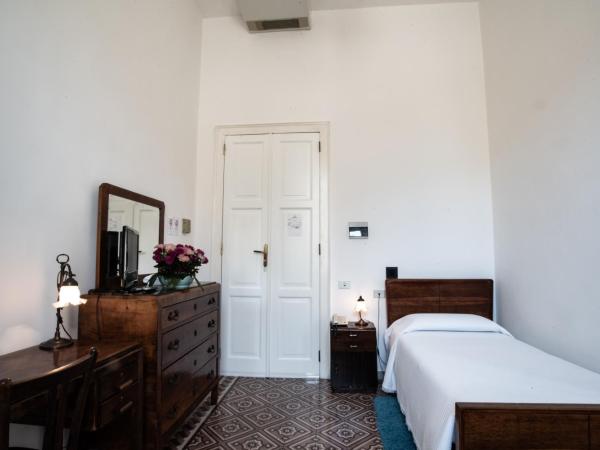 Hotel AeR BJ Vittoria : photo 1 de la chambre chambre simple Économique avec balcon et salle de bains commune