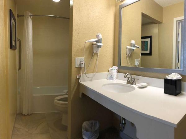 Best Western On The Bay Inn & Marina : photo 7 de la chambre chambre lit king-size avec baignoire - accessible aux personnes à mobilité réduite - non-fumeurs