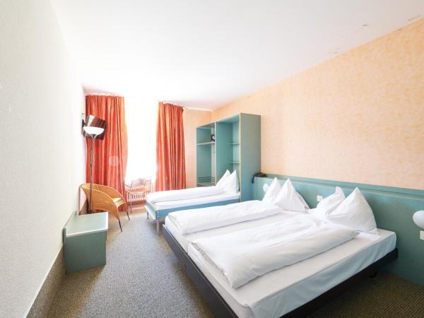 Hotel City am Bahnhof : photo 4 de la chambre chambre quadruple standard