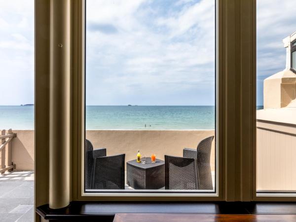 Hôtel Le Beaufort : photo 6 de la chambre chambre double avec fenêtre en arc - vue mer et terrasse