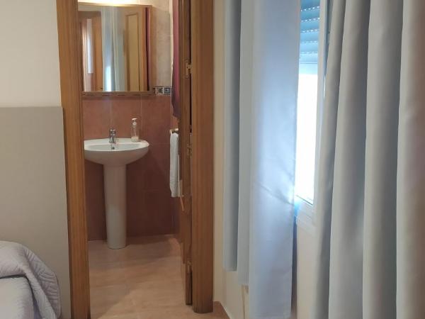 Las Rosas : photo 5 de la chambre chambre lits jumeaux avec salle de bains privative