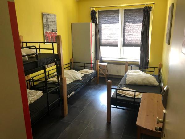 Backpackers Düsseldorf - SELF CHECK-IN : photo 3 de la chambre bed in 4-bed dormitory room (mixed)