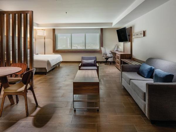 Holiday Inn Express Puebla, an IHG Hotel : photo 2 de la chambre suite lit king-size avec douche à l'italienne