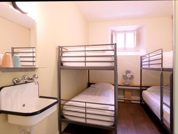Barabas Luzern : photo 2 de la chambre chambre quadruple avec salle de bains privative séparée