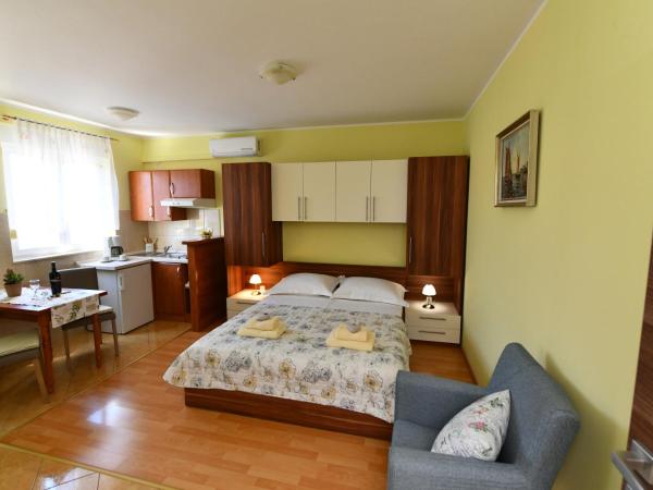 Apartments Villa Miranda : photo 1 de la chambre appartement avec terrasse