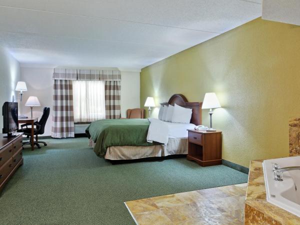 Country Inn & Suites by Radisson, Charlotte University Place, NC : photo 2 de la chambre chambre lit king-size avec baignoire spa