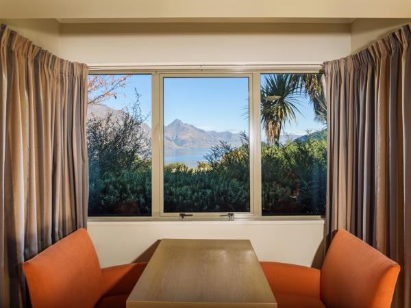 Queenstown Motel Apartments : photo 1 de la chambre studio avec vue sur le lac et baignoire spa