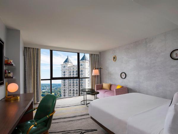 The Starling Atlanta Midtown, Curio Collection by Hilton : photo 1 de la chambre hébergement lit king-size skyline