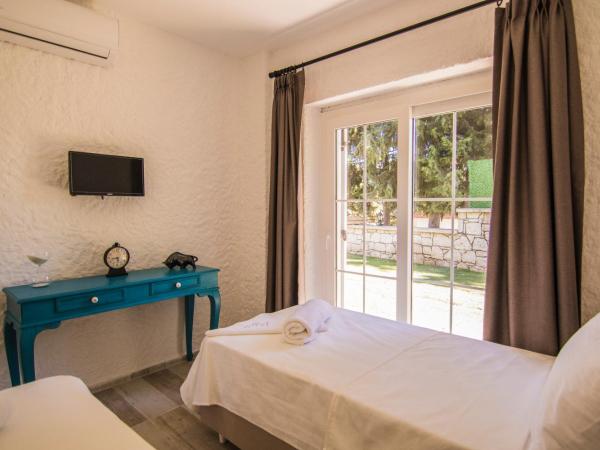 Le Vent Alaçatı Otel : photo 4 de la chambre chambre double ou lits jumeaux - vue sur jardin
