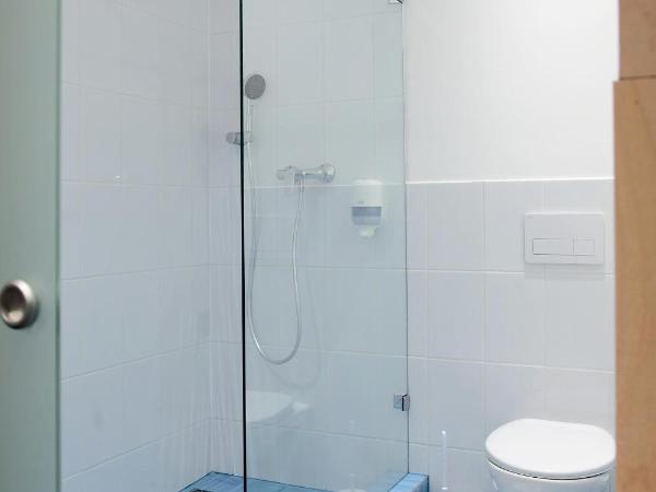 Maverick City Lodge : photo 10 de la chambre chambre double avec salle de bains privative