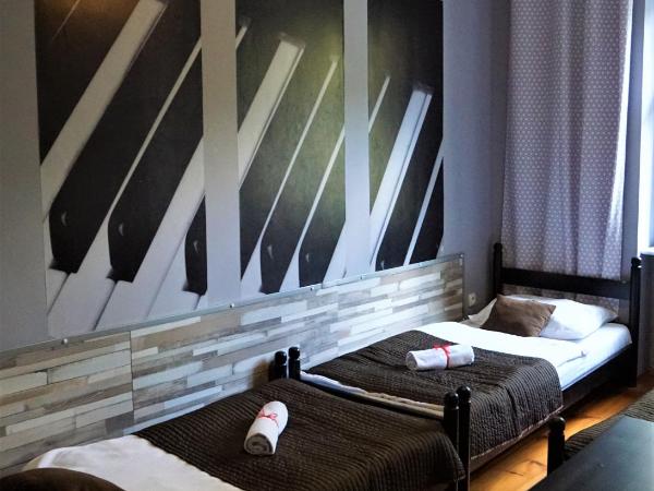 Explorer Hostel & Apartment Stare Miasto OLD TOWN 24H #don't be a tourist, be an Explorer! : photo 6 de la chambre chambre triple avec salle de bains commune