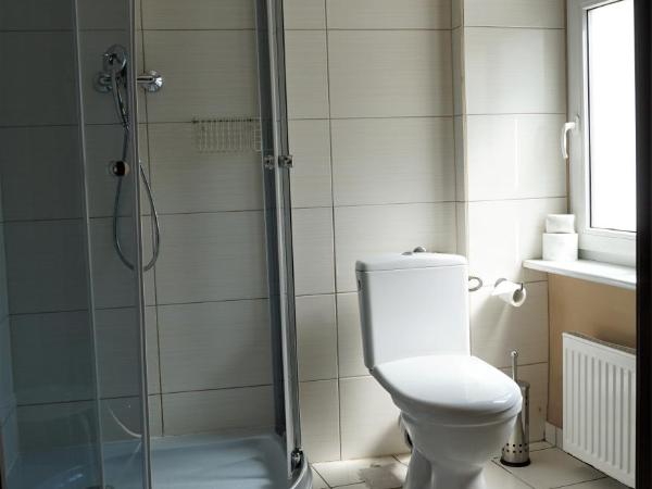 Explorer Hostel & Apartment Stare Miasto OLD TOWN 24H #don't be a tourist, be an Explorer! : photo 4 de la chambre chambre quadruple avec salle de bains commune