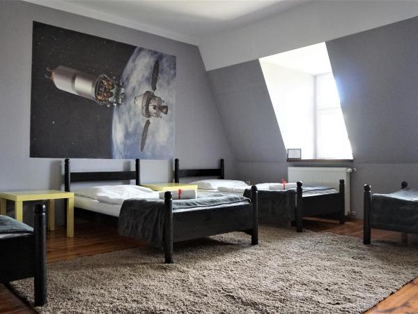 Explorer Hostel & Apartment Stare Miasto OLD TOWN 24H #don't be a tourist, be an Explorer! : photo 5 de la chambre chambre quadruple avec salle de bains commune
