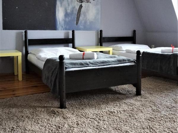 Explorer Hostel & Apartment Stare Miasto OLD TOWN 24H #don't be a tourist, be an Explorer! : photo 8 de la chambre chambre quadruple avec salle de bains commune