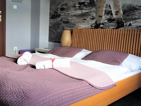 Explorer Hostel & Apartment Stare Miasto OLD TOWN 24H #don't be a tourist, be an Explorer! : photo 4 de la chambre chambre double avec salle de bains commune