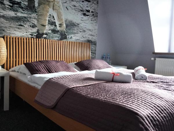 Explorer Hostel & Apartment Stare Miasto OLD TOWN 24H #don't be a tourist, be an Explorer! : photo 6 de la chambre chambre double avec salle de bains commune