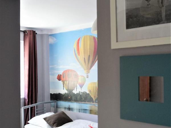 Explorer Hostel & Apartment Stare Miasto OLD TOWN 24H #don't be a tourist, be an Explorer! : photo 7 de la chambre chambre quadruple avec salle de bains privative