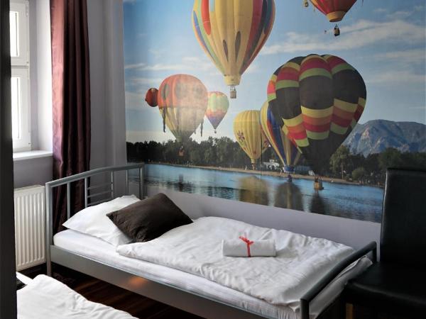 Explorer Hostel & Apartment Stare Miasto OLD TOWN 24H #don't be a tourist, be an Explorer! : photo 5 de la chambre chambre quadruple avec salle de bains privative