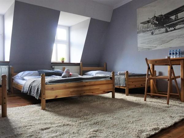 Explorer Hostel & Apartment Stare Miasto OLD TOWN 24H #don't be a tourist, be an Explorer! : photo 4 de la chambre chambre quadruple avec salle de bains privative
