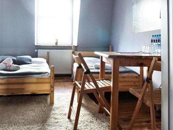 Explorer Hostel & Apartment Stare Miasto OLD TOWN 24H #don't be a tourist, be an Explorer! : photo 8 de la chambre chambre quadruple avec salle de bains privative