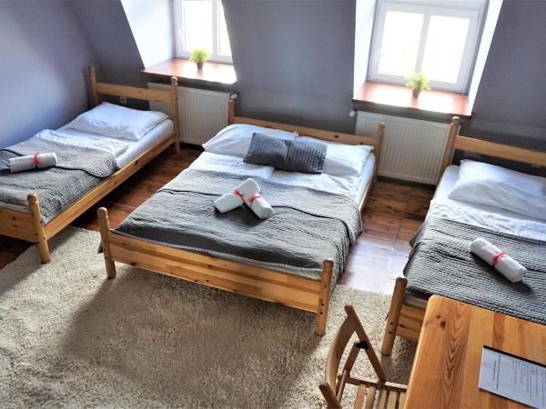 Explorer Hostel & Apartment Stare Miasto OLD TOWN 24H #don't be a tourist, be an Explorer! : photo 10 de la chambre chambre quadruple avec salle de bains privative