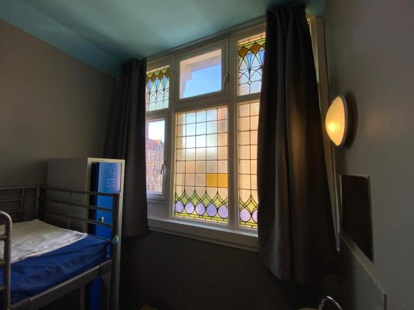 Hostel Cosmos Amsterdam : photo 2 de la chambre chambre lits jumeaux avec salle de bains commune