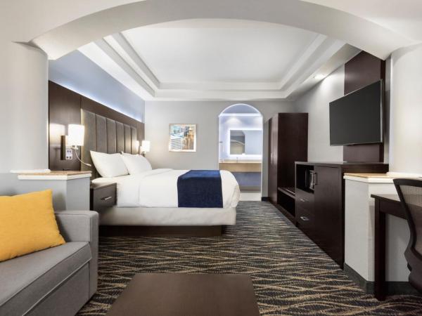 Days Inn & Suites by Wyndham Houston Hobby Airport : photo 1 de la chambre suite lit king-size - non-fumeurs