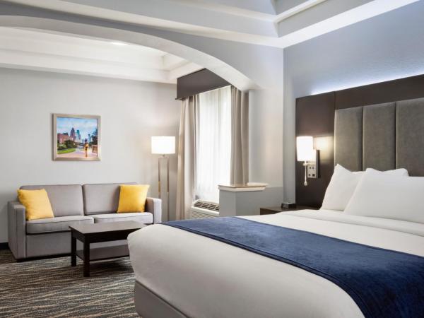 Days Inn & Suites by Wyndham Houston Hobby Airport : photo 3 de la chambre suite 1 lit king-size avec cuisine complète - non-fumeurs