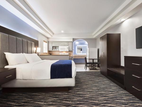 Days Inn & Suites by Wyndham Houston Hobby Airport : photo 1 de la chambre suite 1 lit king-size avec cuisine complète - non-fumeurs