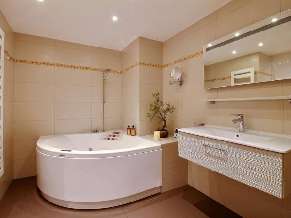 Assia & Nathalie - Luxury B&B MARAIS : photo 5 de la chambre chambre lit queen-size avec baignoire spa