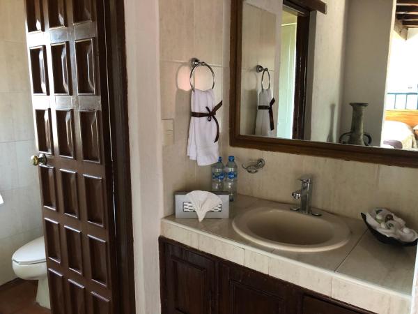 Villa San Jose Hotel & Suites : photo 5 de la chambre chambre double deluxe - vue sur ville