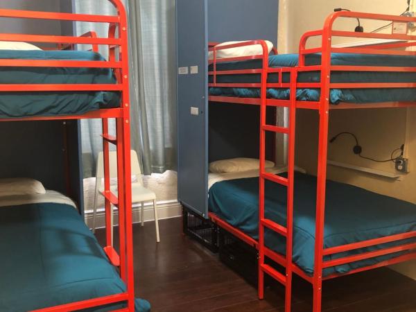 Orange Village Hostel : photo 1 de la chambre lit simple dans dortoir pour hommes - salle de bains privative