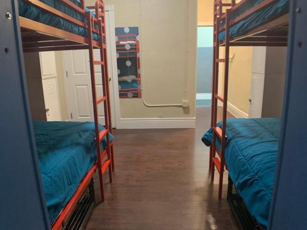 Orange Village Hostel : photo 10 de la chambre lit simple dans dortoir pour hommes - salle de bains privative