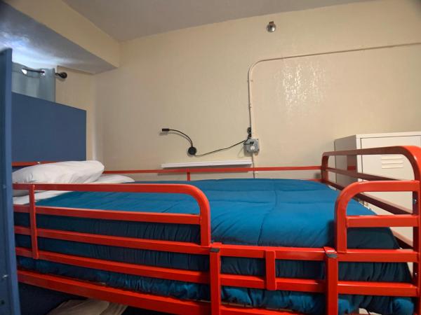 Orange Village Hostel : photo 9 de la chambre lit simple dans dortoir pour hommes - salle de bains privative