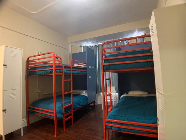 Orange Village Hostel : photo 7 de la chambre lit simple dans dortoir pour hommes - salle de bains privative