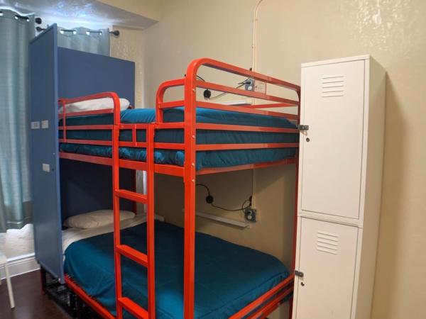 Orange Village Hostel : photo 5 de la chambre lit simple dans dortoir pour hommes - salle de bains privative