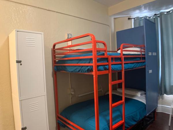 Orange Village Hostel : photo 4 de la chambre lit simple dans dortoir pour hommes - salle de bains privative