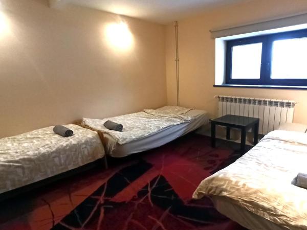 Hostel Komfort Borek : photo 1 de la chambre chambre triple