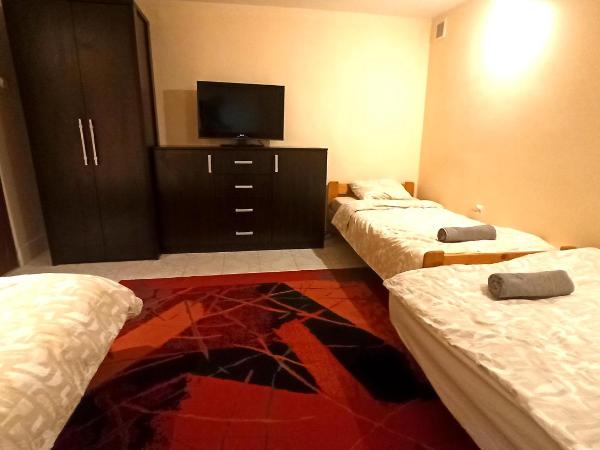 Hostel Komfort Borek : photo 2 de la chambre chambre triple