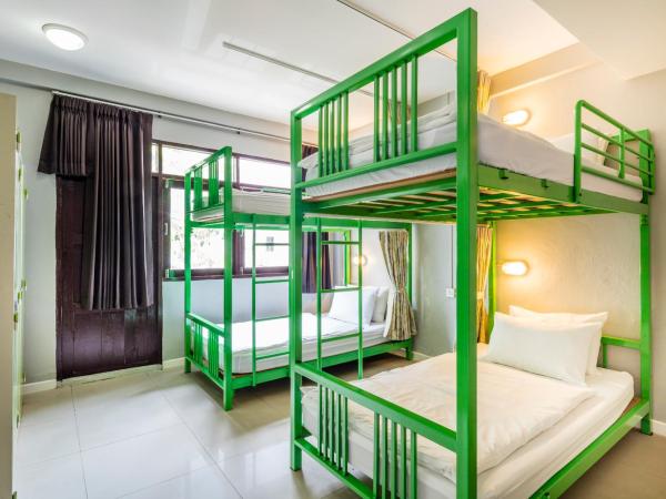 At Hua Lamphong Hotel : photo 1 de la chambre lit dans dortoir mixte de 4 lits