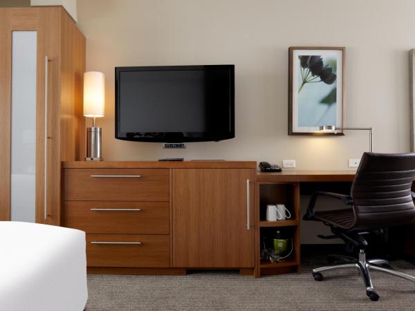 Hyatt Place Calgary Airport : photo 1 de la chambre chambre avec 2 lits queen-size et canapé-lit