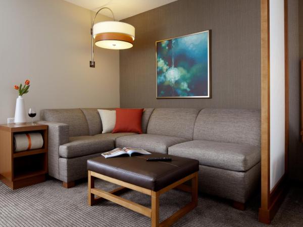 Hyatt Place Calgary Airport : photo 2 de la chambre chambre avec 2 lits queen-size et canapé-lit