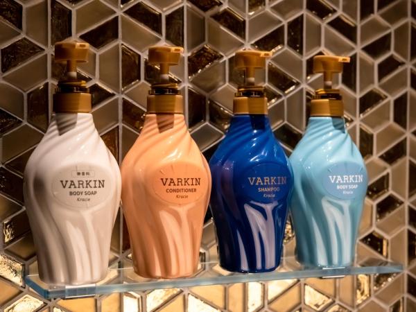 HOTEL VARKIN ANNEX : photo 4 de la chambre chambre lit king-size - vue sur jardin