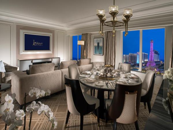 The Parisian Macao : photo 10 de la chambre suite marseille lit king-size - vue sur tour eiffel 